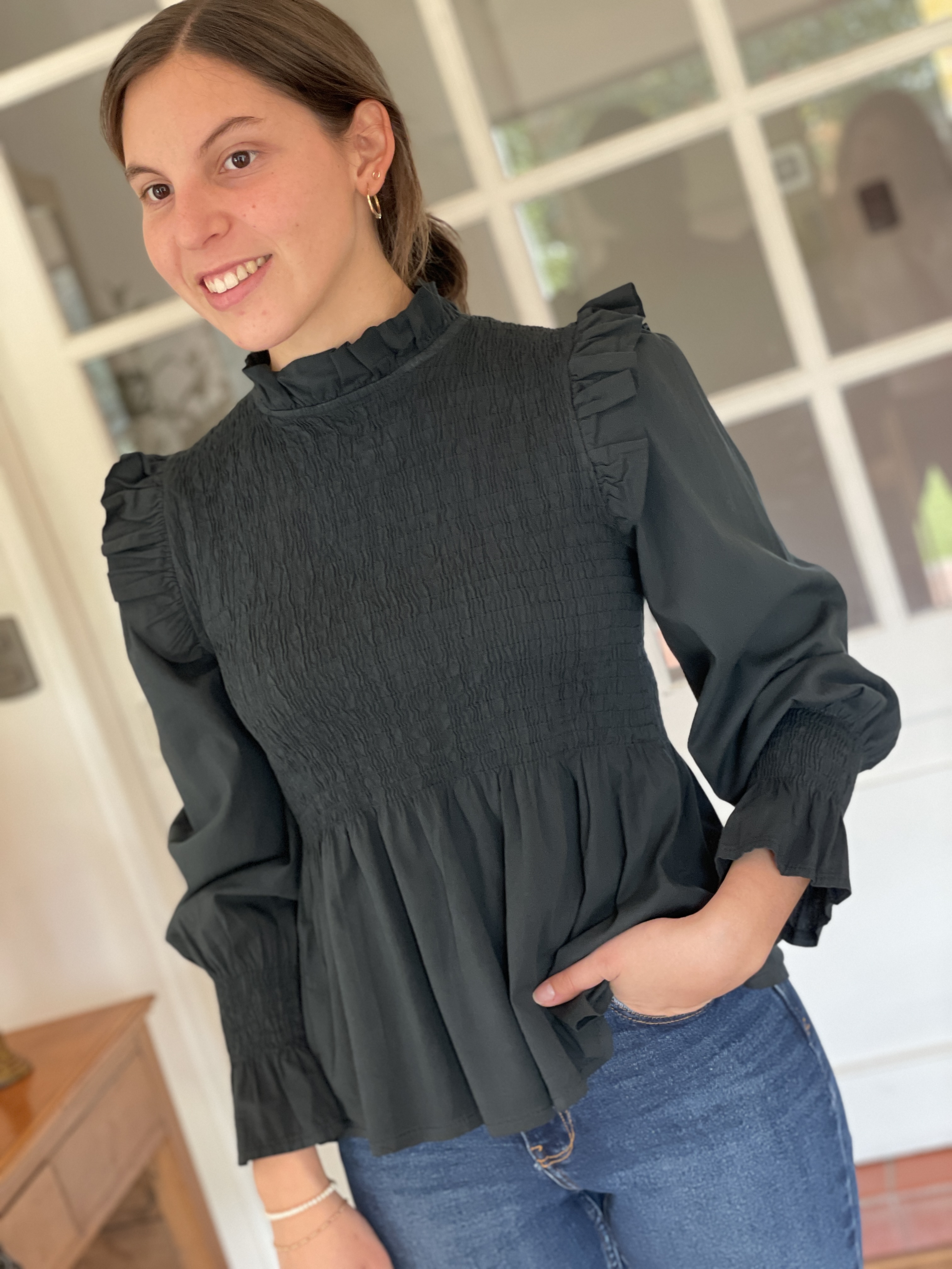 Blusa romántica negra con smocking y volantes