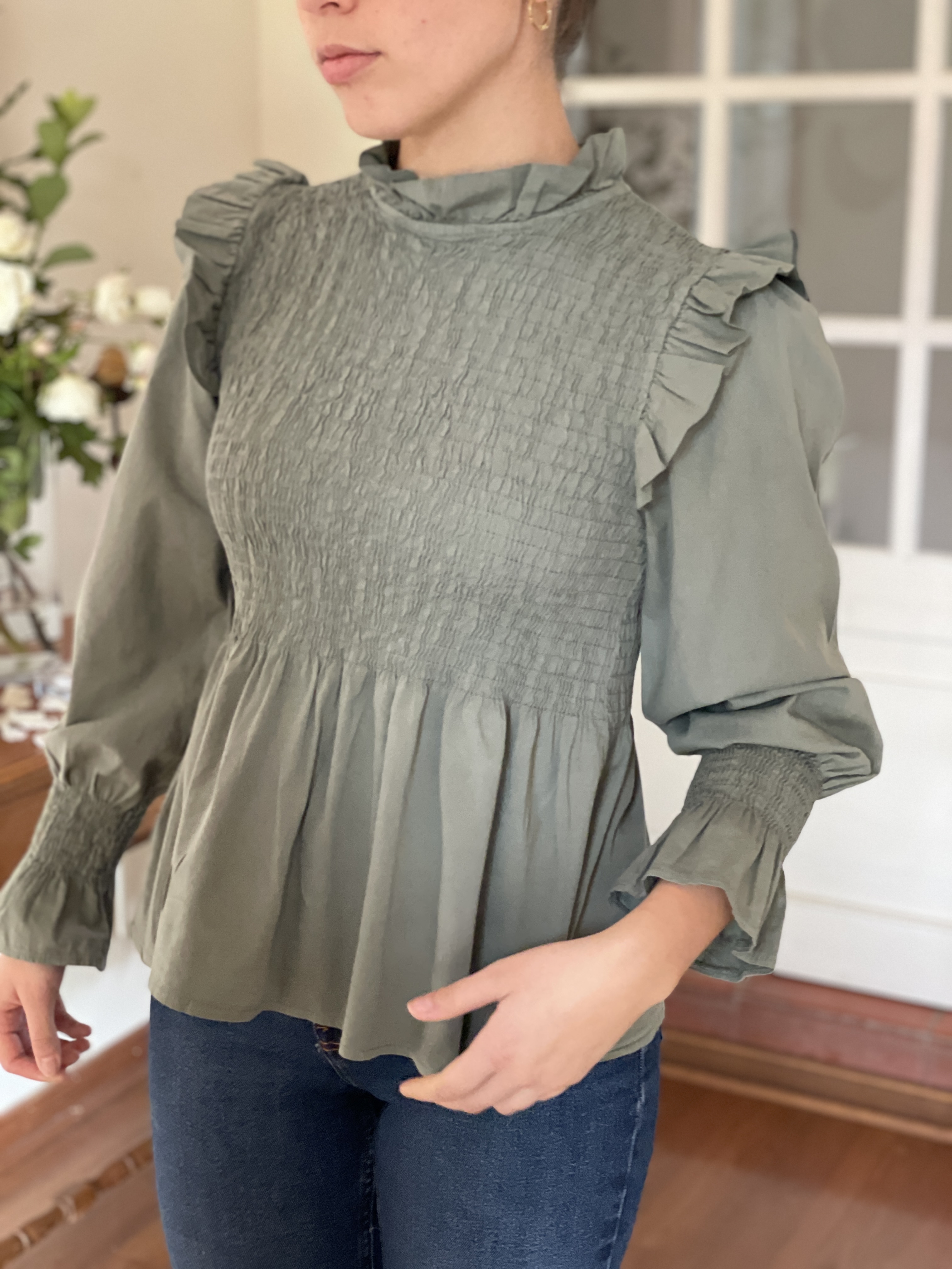 Blusa romántica en verde salvia con smocking y volantes