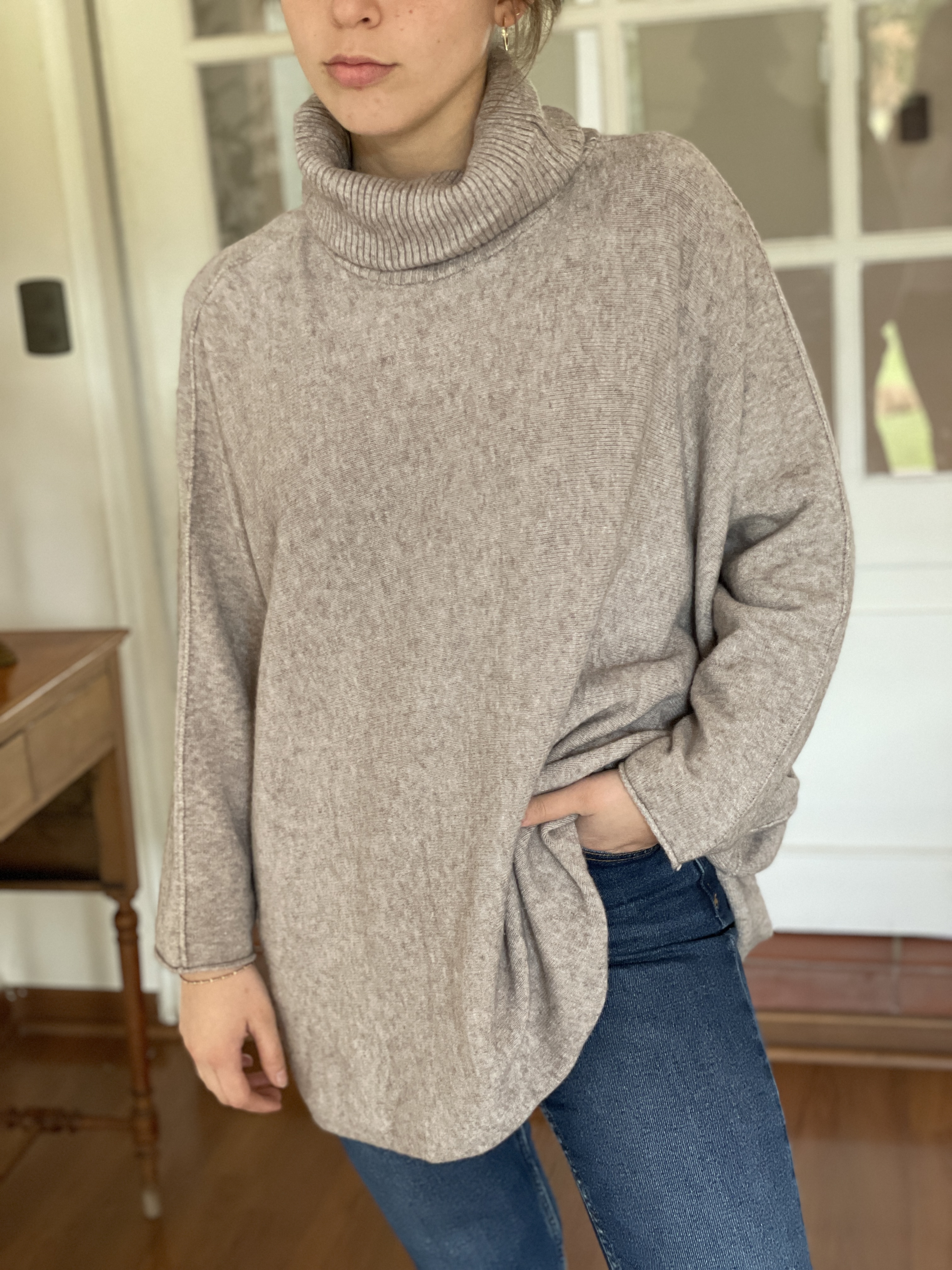Sweater oversize cuello vuelto color beige topo