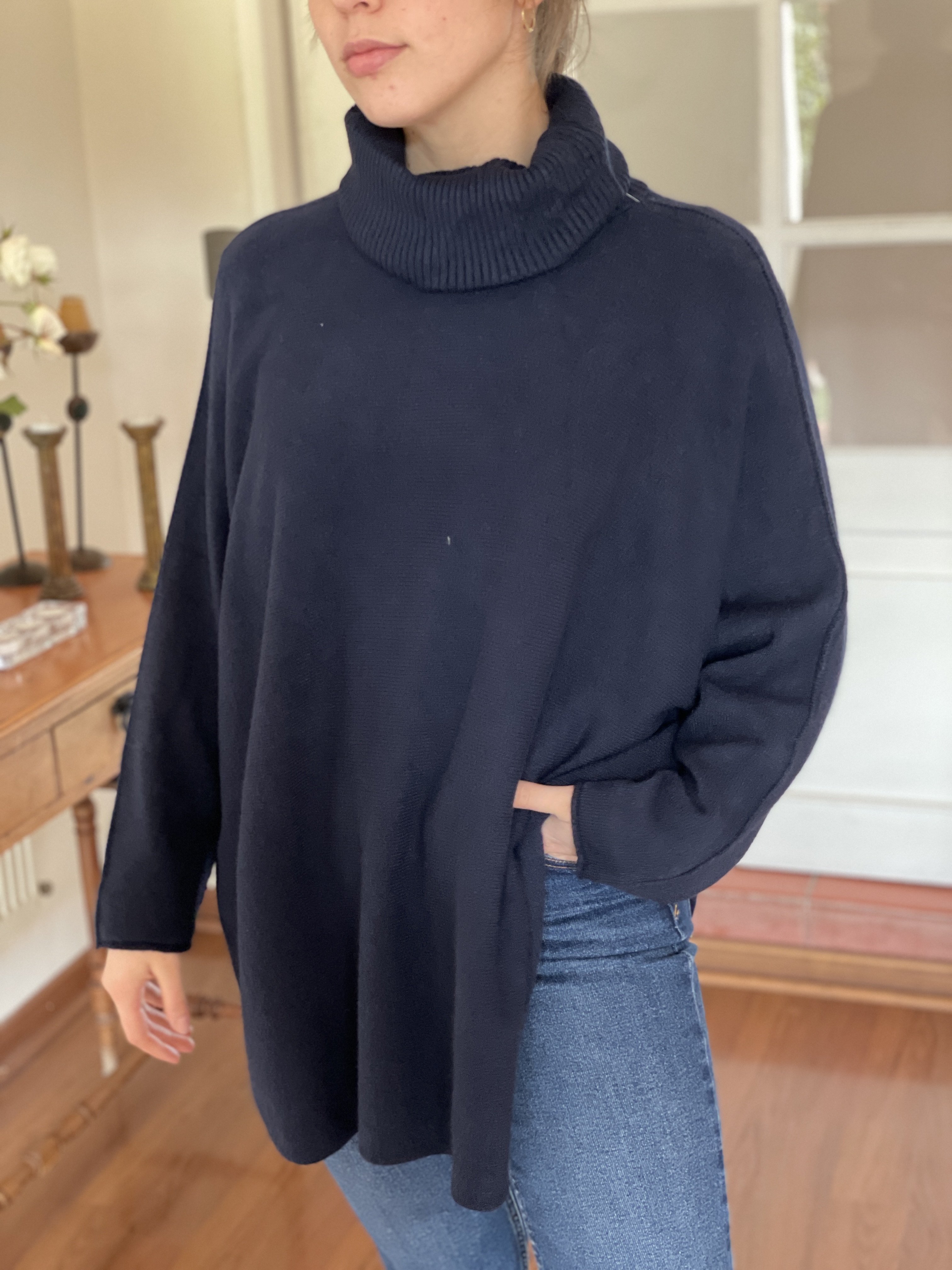 Sweater oversize cuello vuelto color azul marino