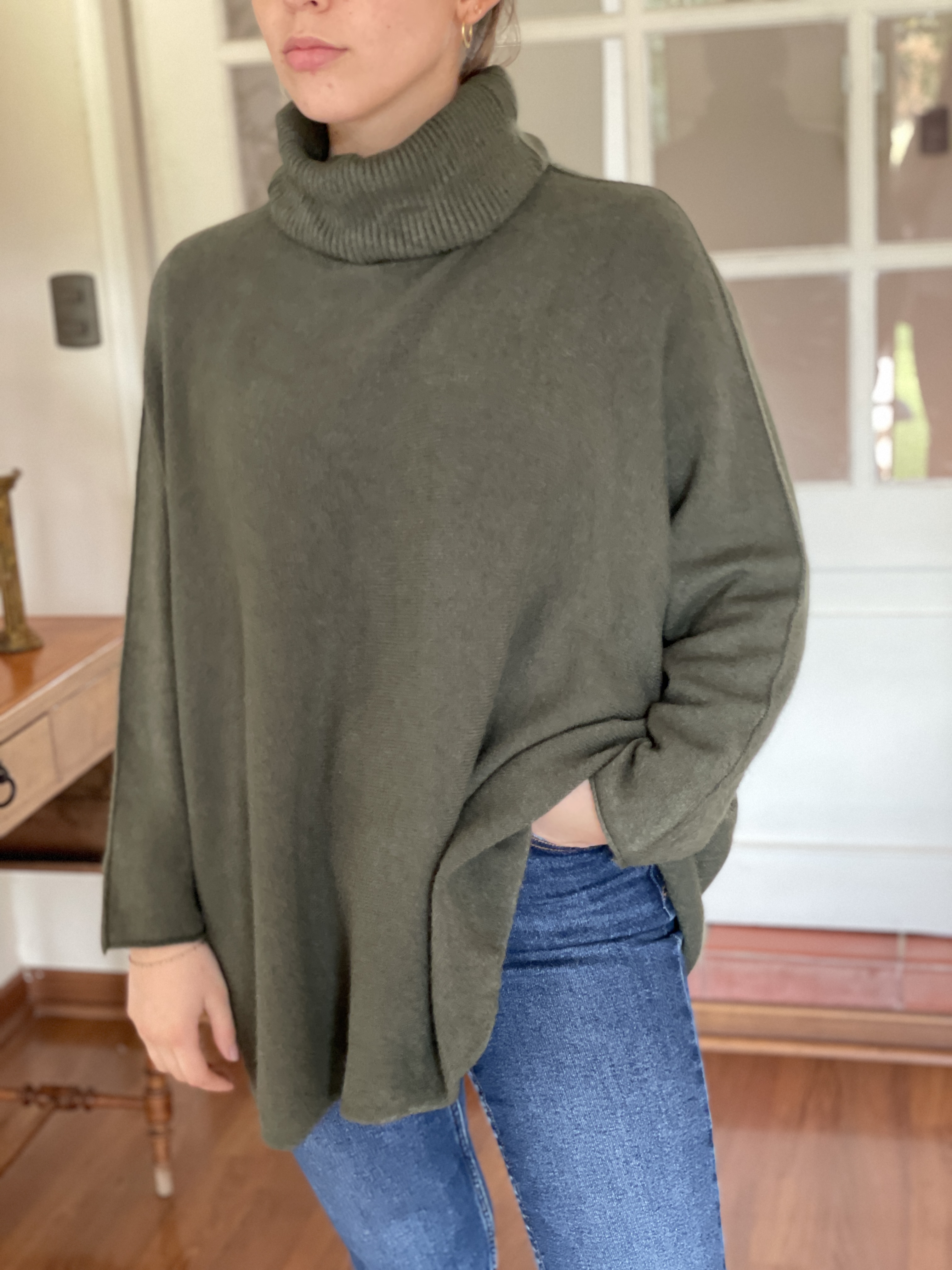 Sweater oversize cuello vuelto color verde oliva